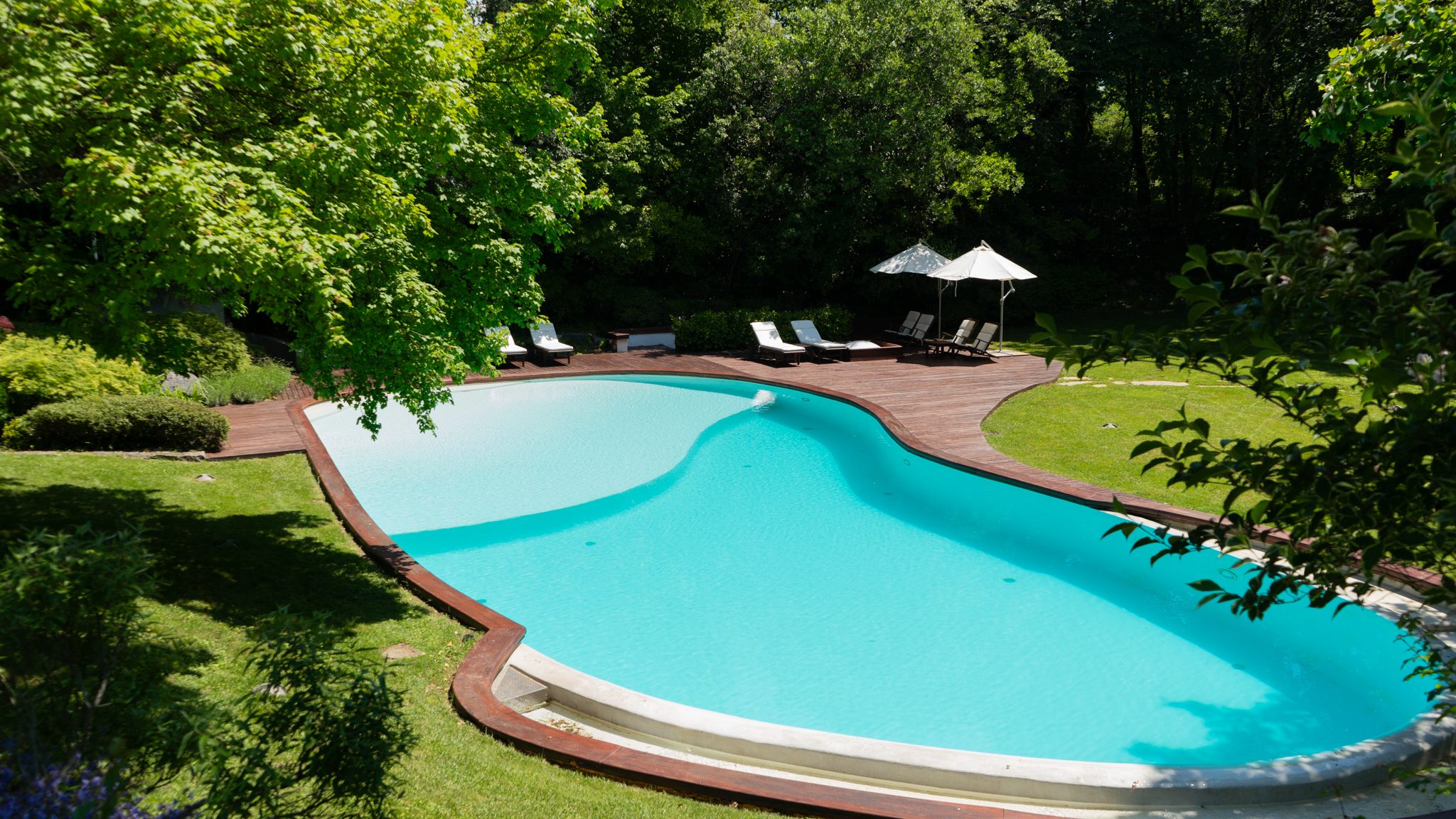 Villa d'autore di Romano Boico sul Carso triestino — piscina riscaldata nel parco privato