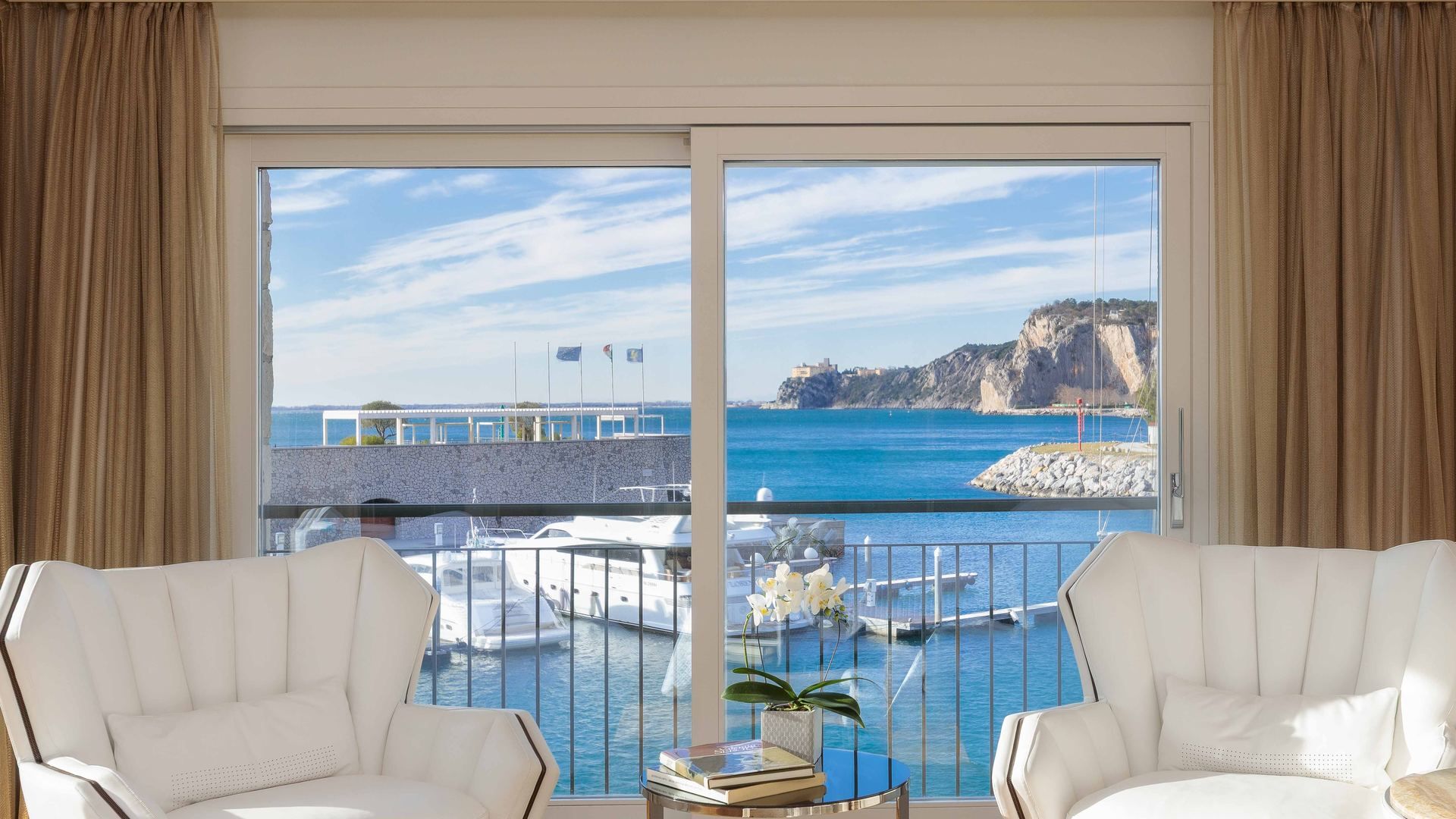 Camera padronale con vista sulla baia di Portopiccolo