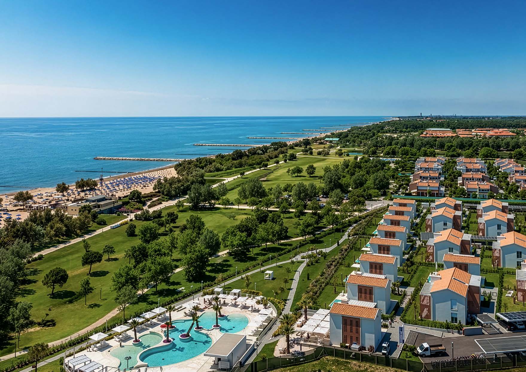 Pareus Beach Resort Caorle — vista aerea del resort e del mare Adriatico