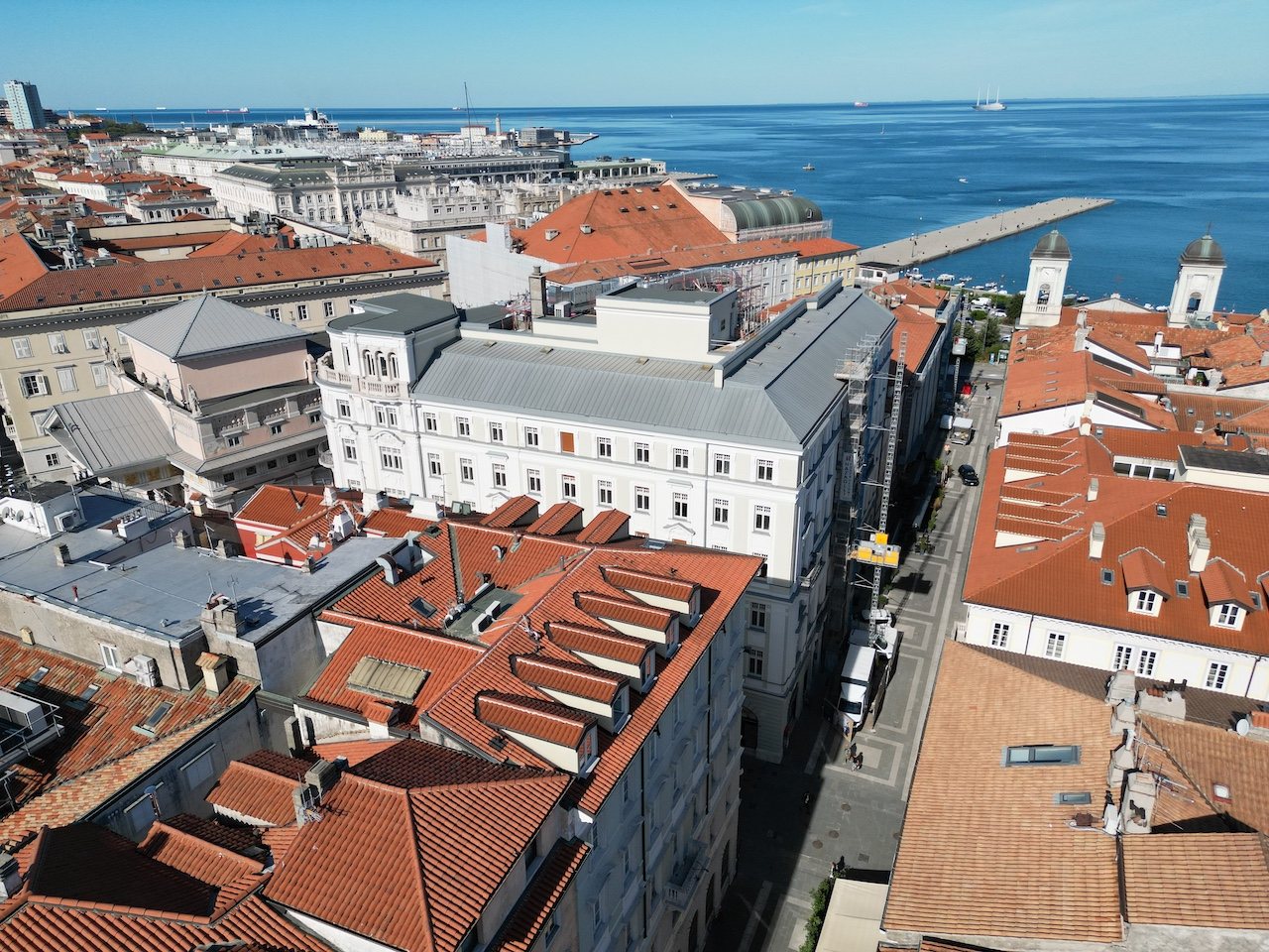 Attico in via San Nicolò, Trieste — vista drone sui tetti del centro storico e sul mare
