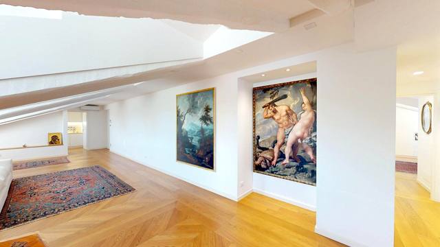 Das Wohnzimmer mit Gemälden und Parkett