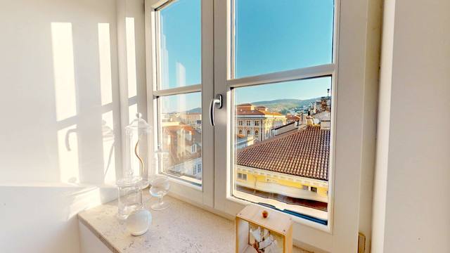 Das Fenster über den roten Dächern und dem Meer