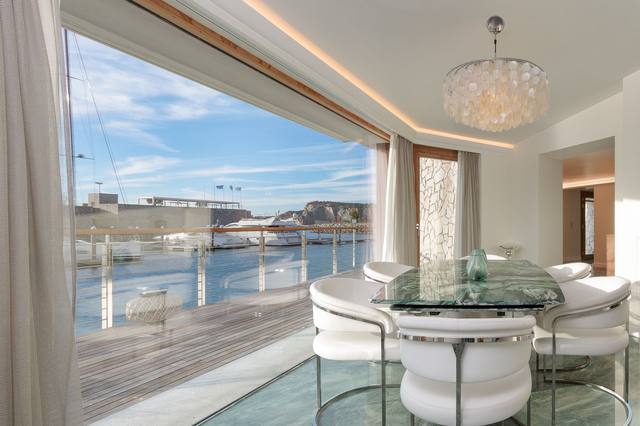 Esszimmer mit Verglasung zur Marina